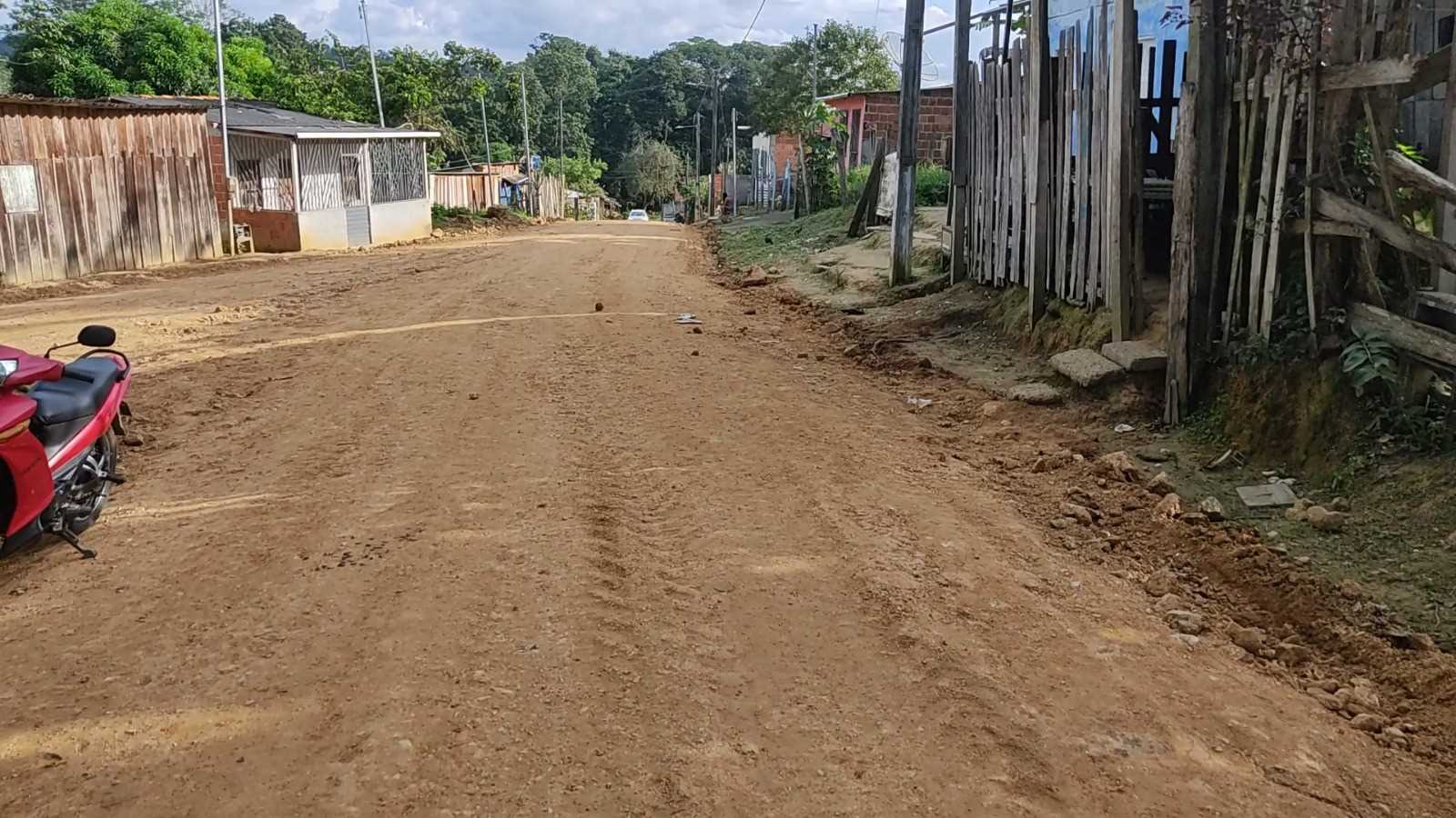 Camacã: Portelinhas de Camacã e São João do Panelinha recebem patrolamento e cascalho